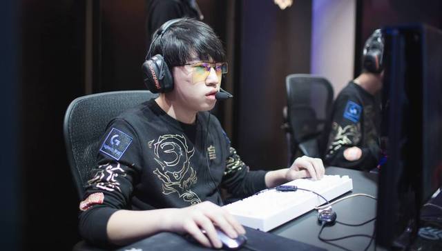 相互尊重！曝詹姆斯已与东契奇视频通话：祝贺他签下1.65亿新合同