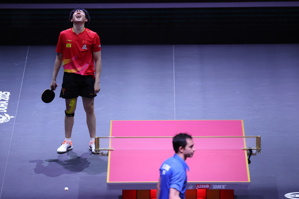 领导这射门歪得离谱，可是却进了……这球是人情世故得分了.